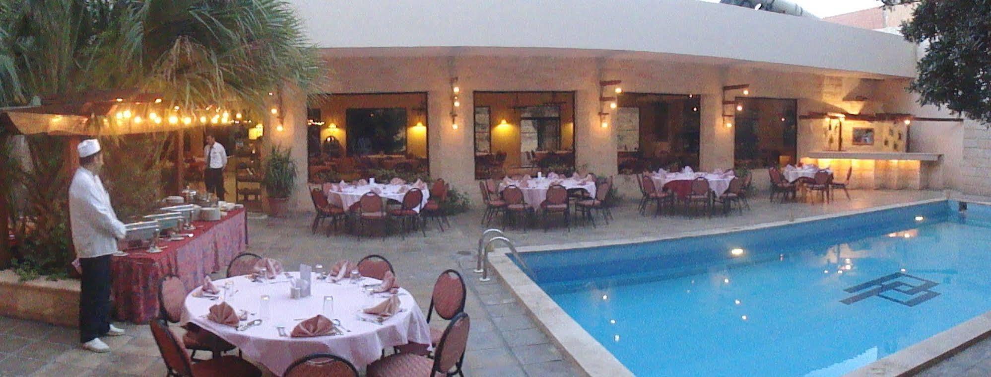 Petra Palace Hotel Вади Муса Екстериор снимка