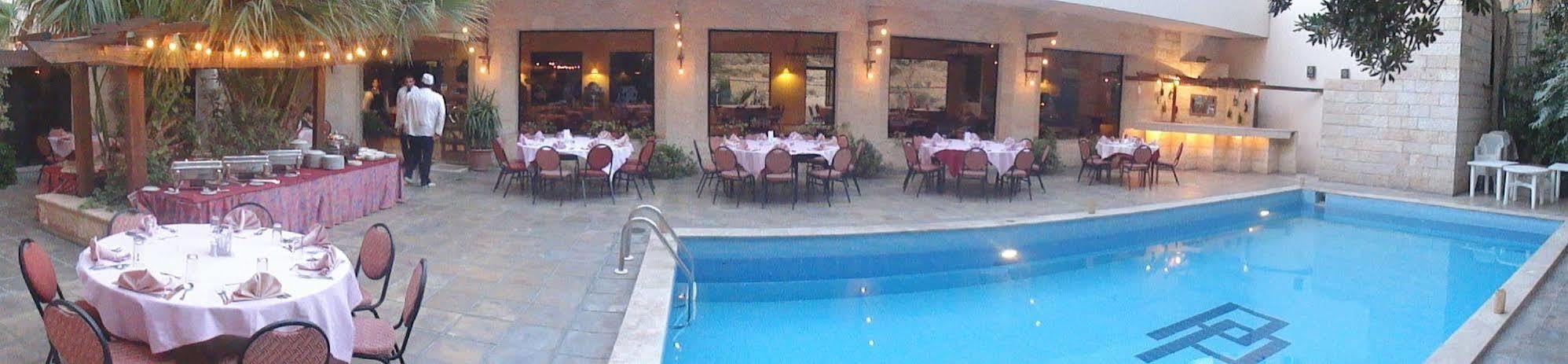 Petra Palace Hotel Вади Муса Екстериор снимка